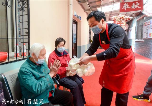 今日股市财经新闻：送100万个馒头的他，因“两个馒头”走上公益路