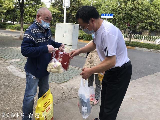 今日股市财经新闻：送100万个馒头的他，因“两个馒头”走上公益路