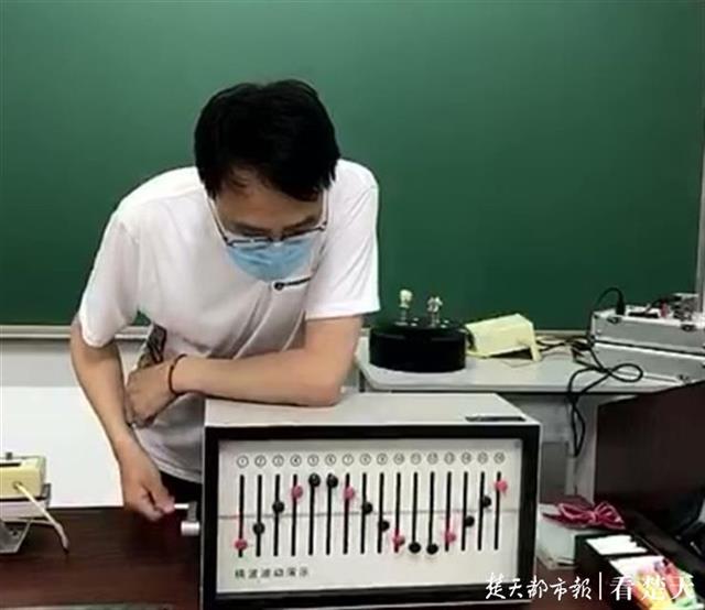 北大华科为武汉一所高中学生，定制“物理训练营”做青年节礼物