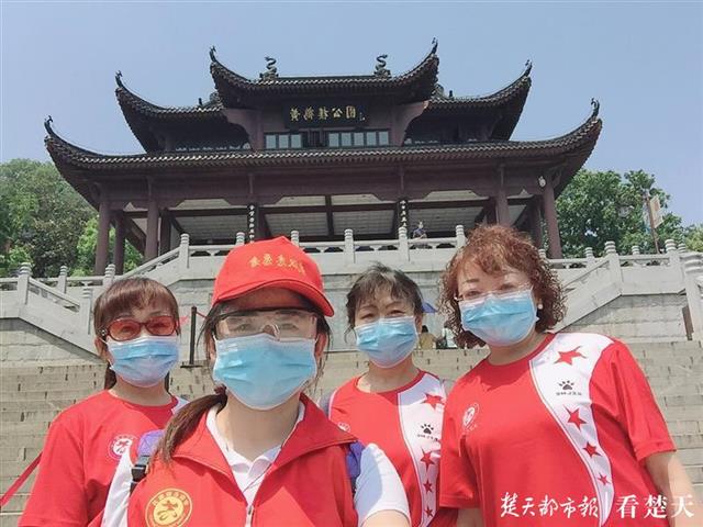 今日新闻消息：80后志愿者持续服务91天后第一次休息，五一假期带家人到黄鹤楼拍了一张全家福