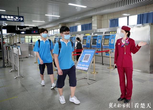 学校临近地铁站设有引导岗，武汉高三复课首日地铁客流平稳