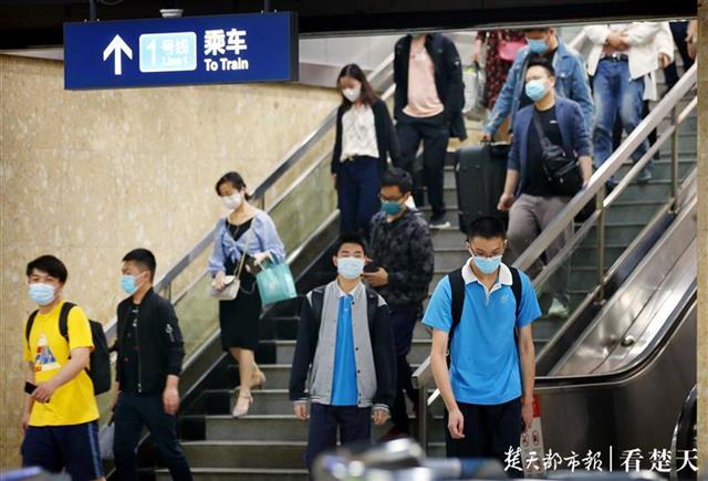 学校临近地铁站设有引导岗，武汉高三复课首日地铁客流平稳