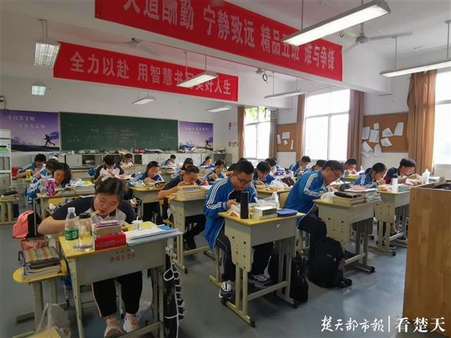 学生在教室就餐，武汉市第十四中学午餐送到教室
