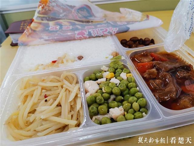 学生在教室就餐，武汉市第十四中学午餐送到教室
