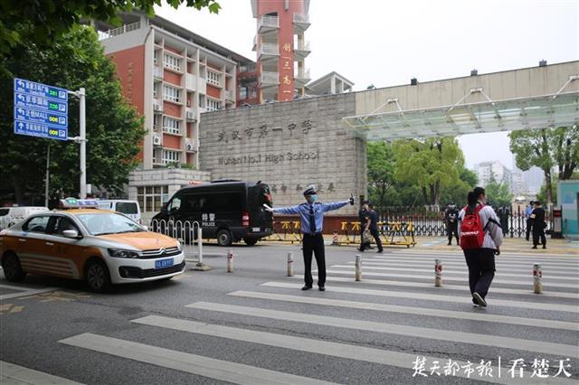 高三年级复学首日，江汉区道路交通平稳有序