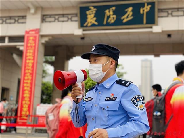 襄阳4万高三学子复学 警方全力护航开学路