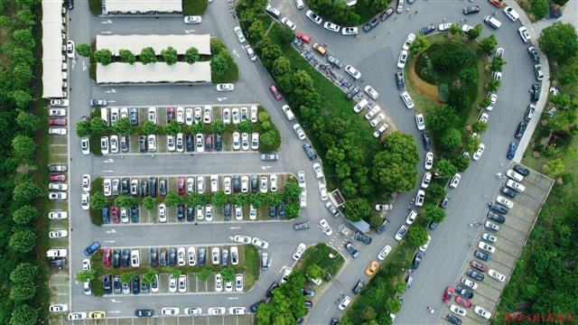【视频】落雁景区游客聚增，道路两边成停车场