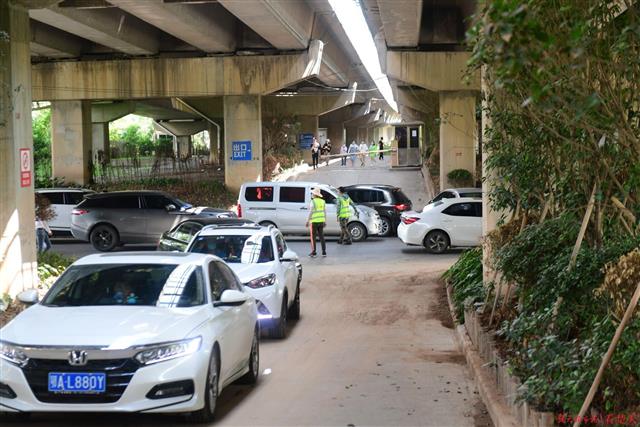 【视频】落雁景区游客聚增，道路两边成停车场