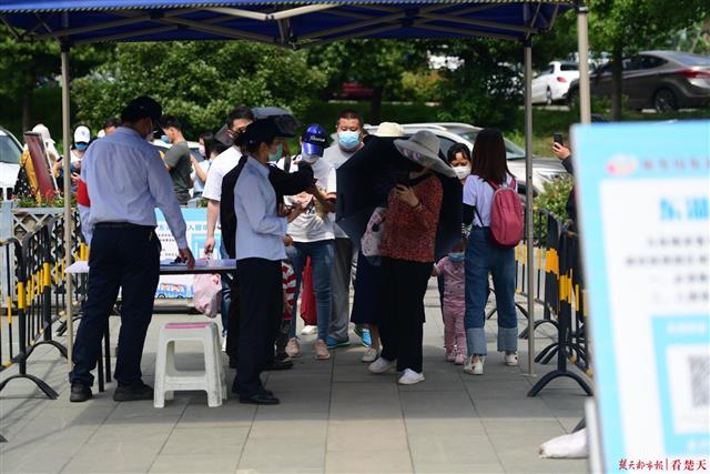 【视频】落雁景区游客聚增，道路两边成停车场