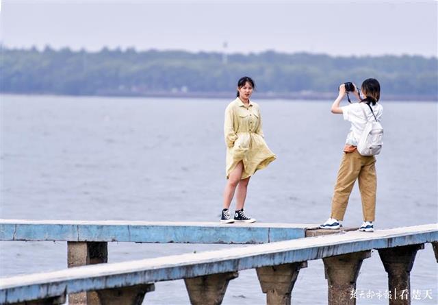 毕业季不能与同学同框，就在东湖栈桥定格青春