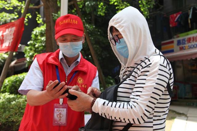 逆行月余的公交司机复工后，仍坚持去社区义务值守