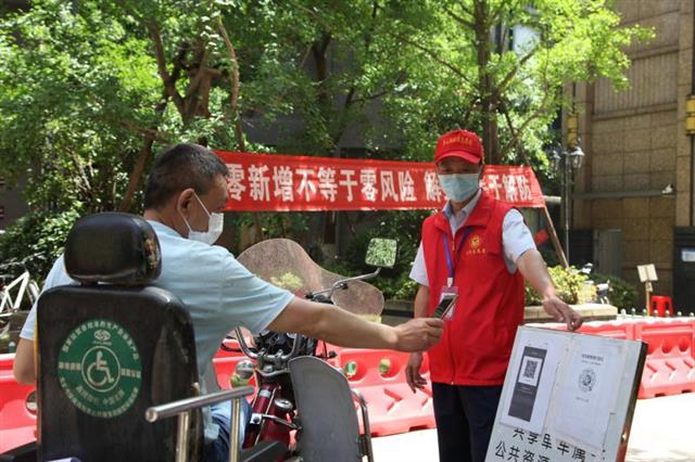 逆行月余的公交司机复工后，仍坚持去社区义务值守