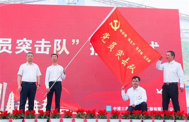 与此同时,将"爱心助学基金"发放到10名贫困学生手中,随后党员先锋队