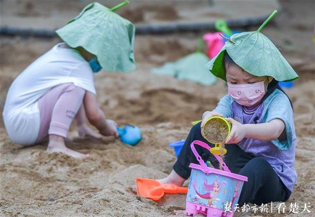 最新新闻头条：下雨啦！宝宝们戴上了荷叶帽