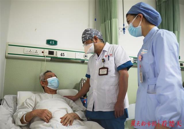 抗疫大夫自掏腰包照顾护士路倒老人爹爹大夫武汉市