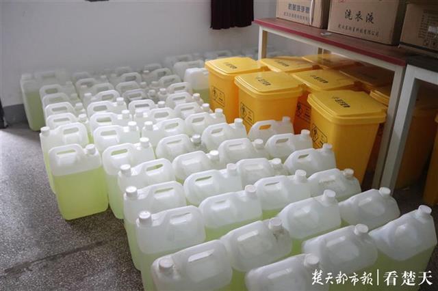 武汉初三学子复学当天，有家长送来千斤消毒液