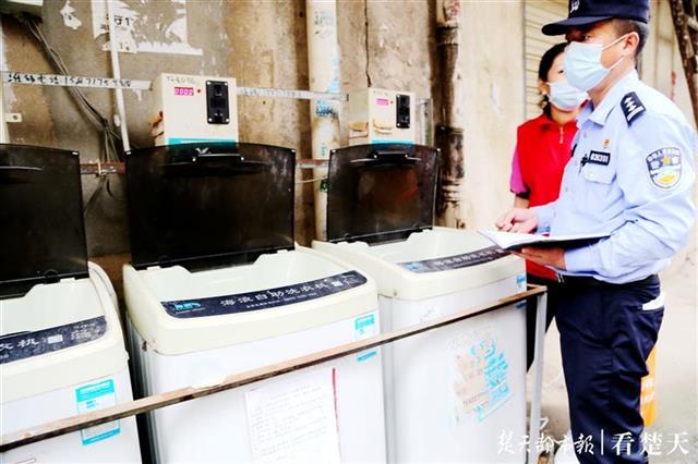 社区 守护神 清晨冒雨出发 徒手伸进积水清理垃圾 这个城中村无一户受灾 楚天都市报看楚天