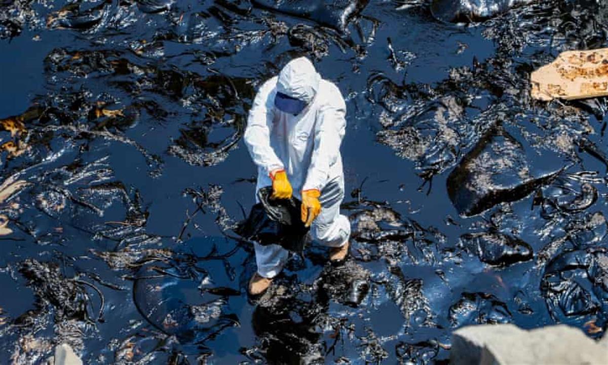 致使秘鲁海域附近石油泄漏,21个海滩遭到污染,大量海洋生物死亡