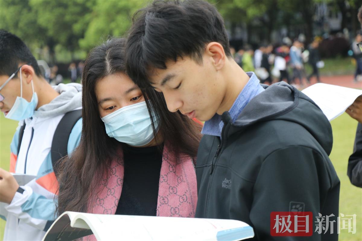 甘昊老师(左)与学生在一起学生杨骑源告诉极目新闻