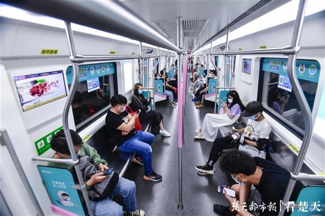 武汉地铁座位设黄标,乘客宁愿站着也不挤坐 | 极目新闻