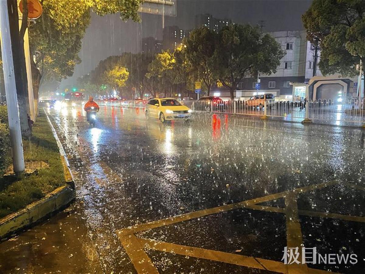 雷雨夜闯江城,一周风雨气温降10℃!注意防风避雷 | 极目新闻