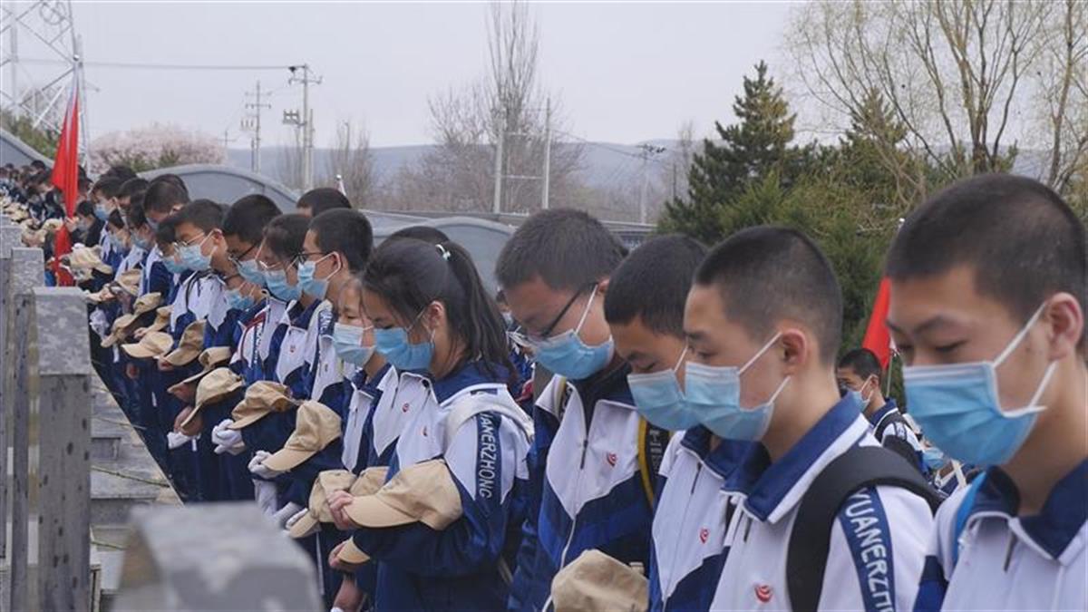 千余师生徒步百余里祭奠英烈,宁夏固原一中学坚持26年 | 极目新闻
