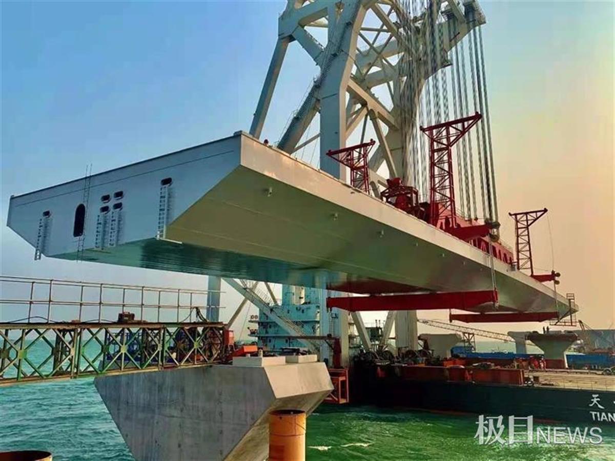 首个钢箱梁大节段在中国船舶武船集团武船重工股份中山基地成功装船