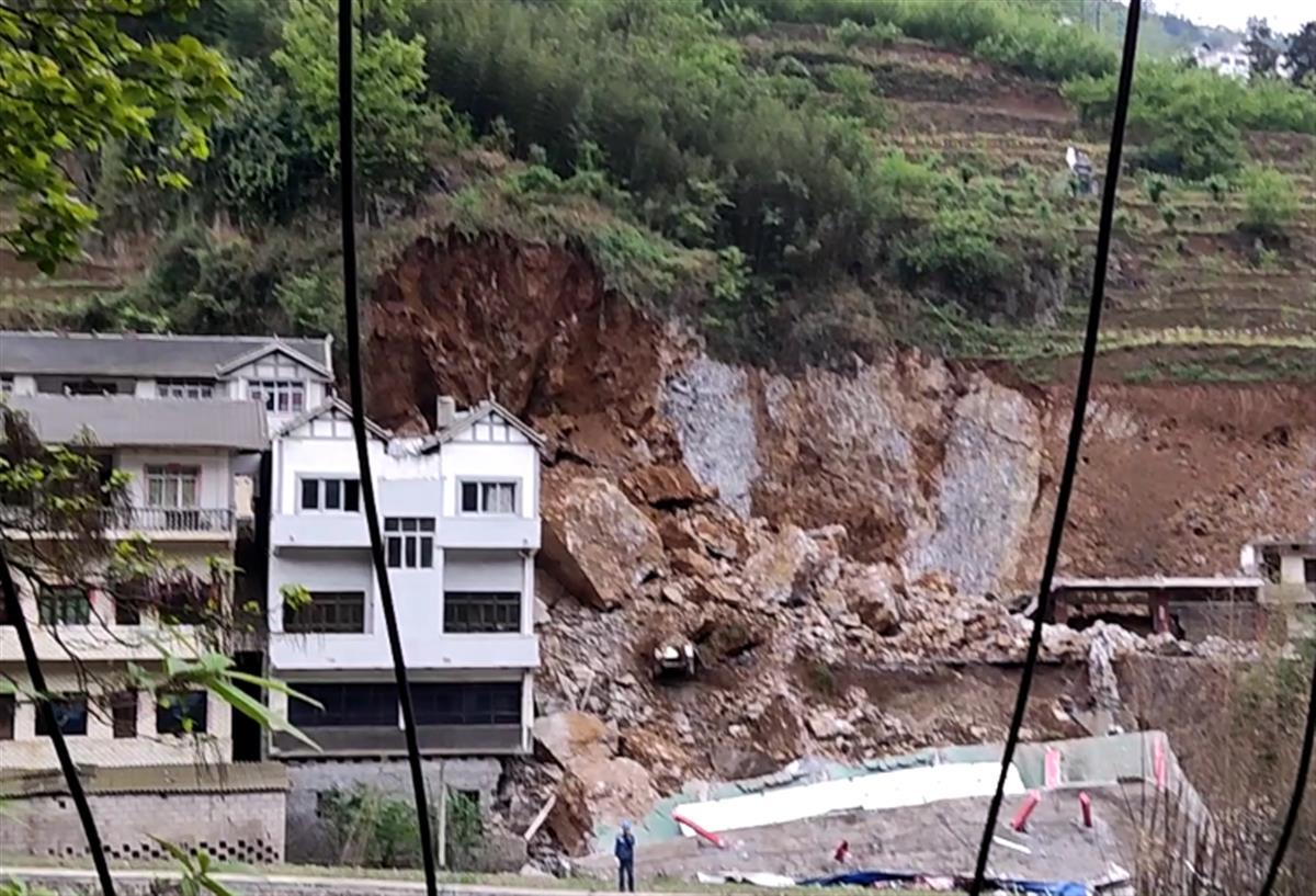 雲南鎮雄山體滑坡致一家三口身亡,滑坡點事發前曾多日施工,當地成立