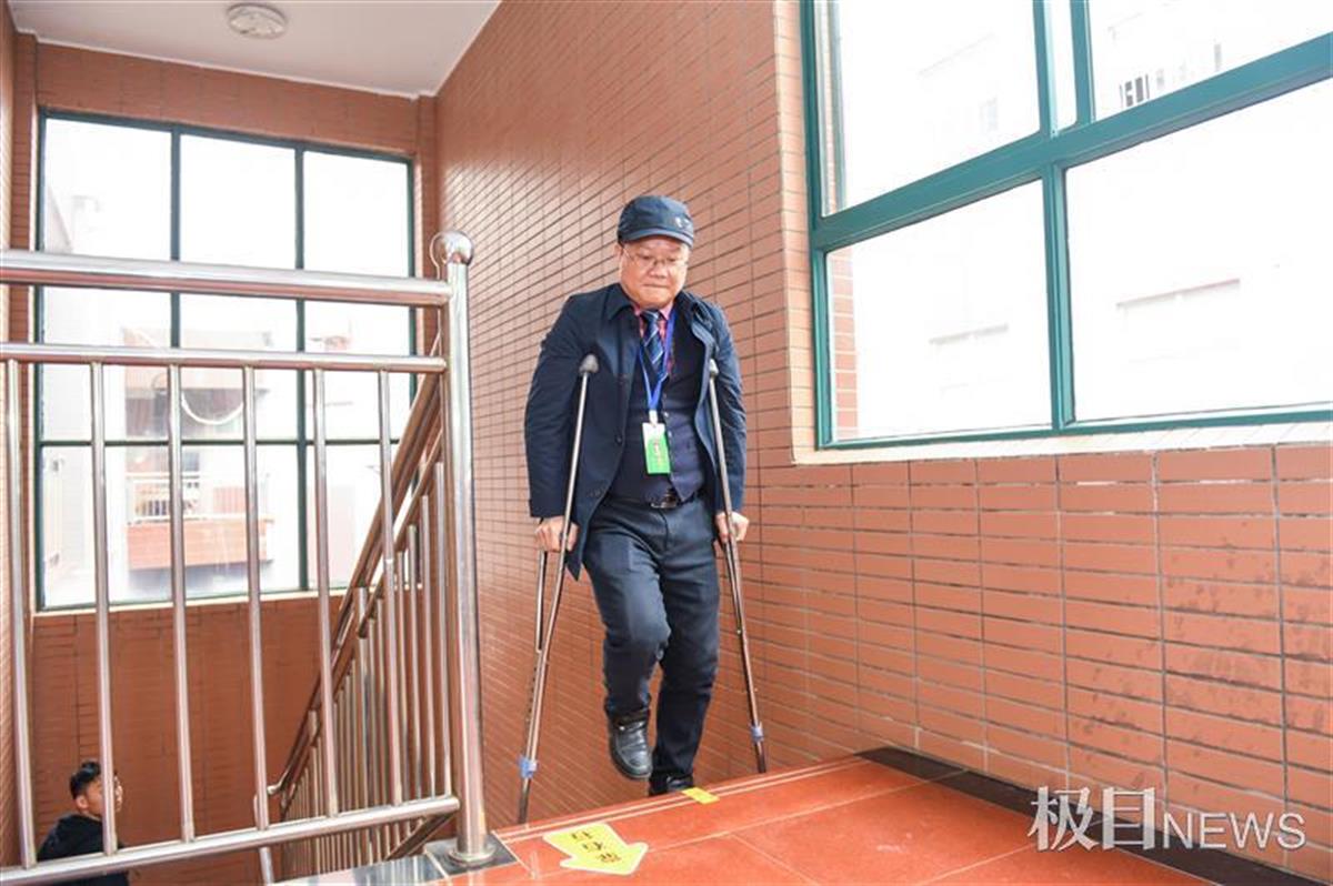 7:10分进教室,晚上下自习等学生都走了他才拄着拐,一步一步离开