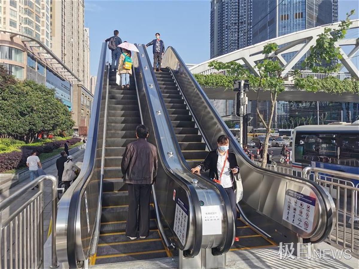 武汉市武昌区首部加装电梯的人行天桥正式运营,开通时间为7:30—21:00