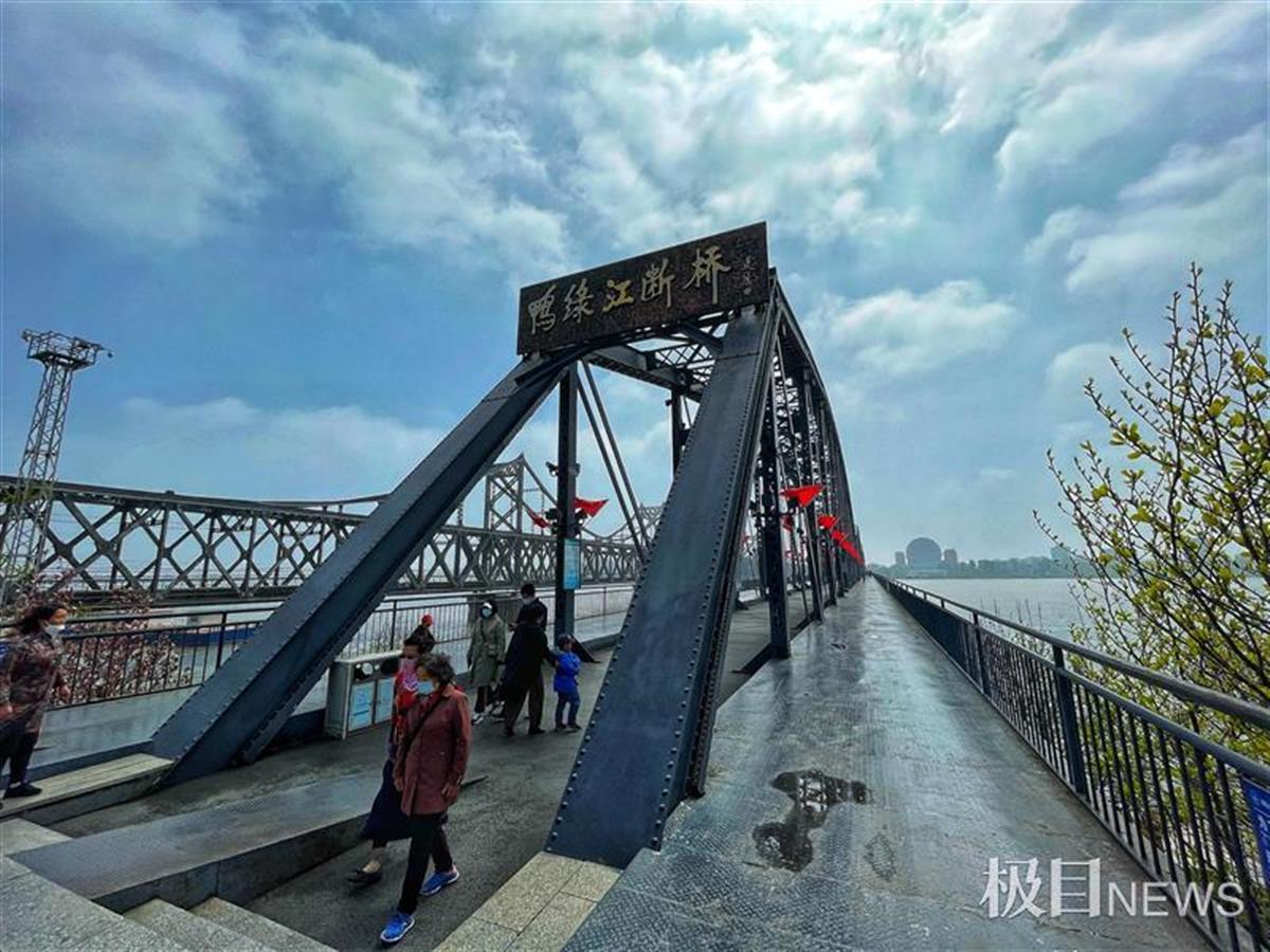 极目中国万里行鸭绿江断桥留在弹孔里的抗美援朝记忆
